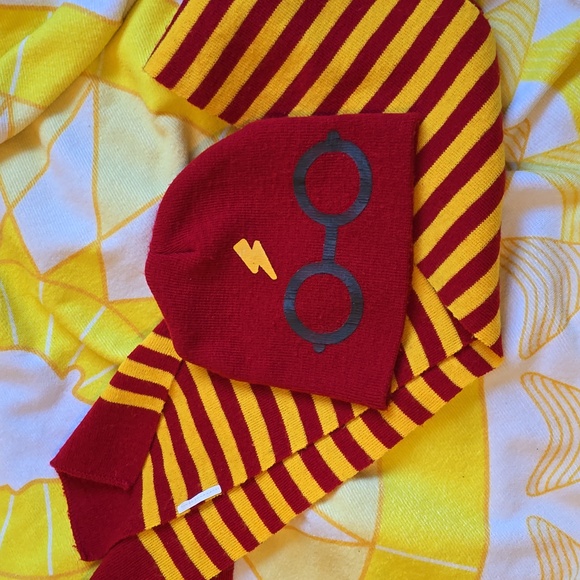 GUC - Harry Potter Hat and Scarf Set in Yellow and Red for Kids (Unisex) - Picture 6 of 13